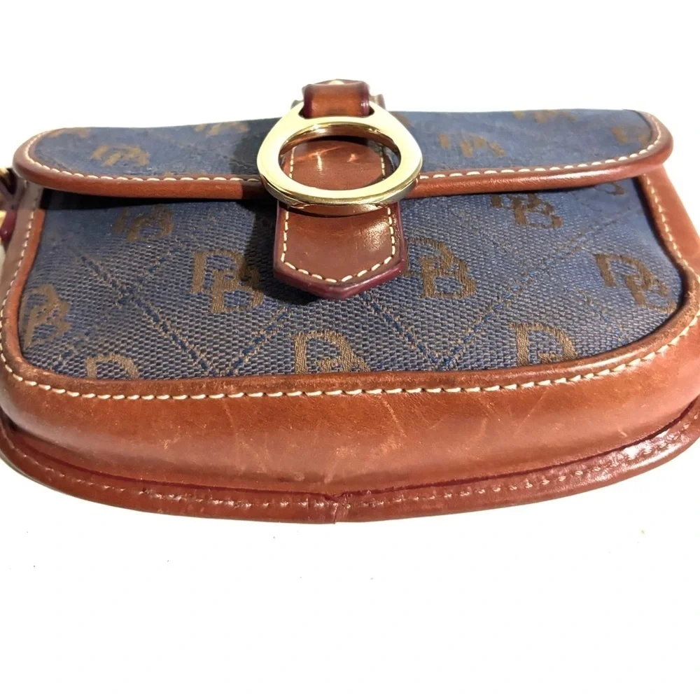 Dooney & Bourke stylish wristlet